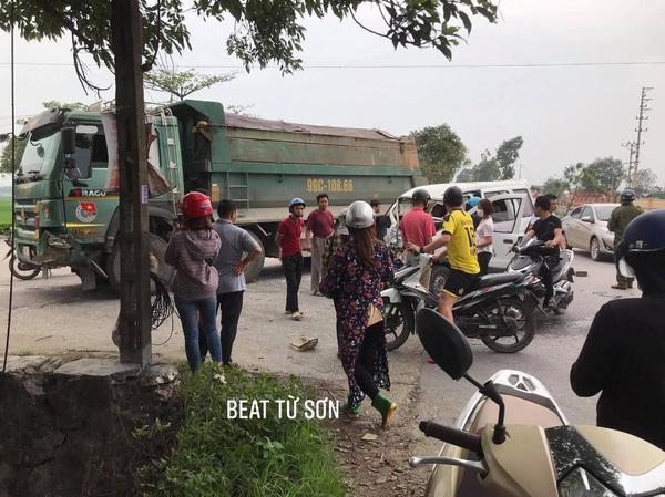 Nữ học viên điều khiển xe tập lái tông vào đuôi xe ben, ngồi cùng thầy giáo liệu có an toàn?