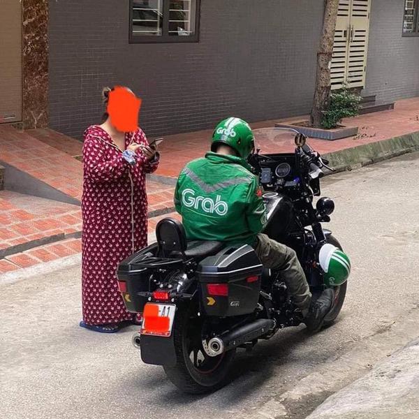 Tài xế Grab lái ô tô phân khối lớn giao hàng gây hoang mang cộng đồng mạng