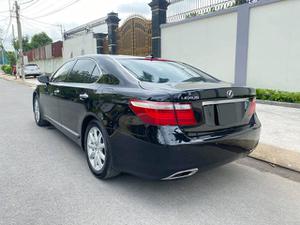 Giá rao bán Lexus LX 460L cũ rẻ hơn giá Toyota Camry "đập hộp"