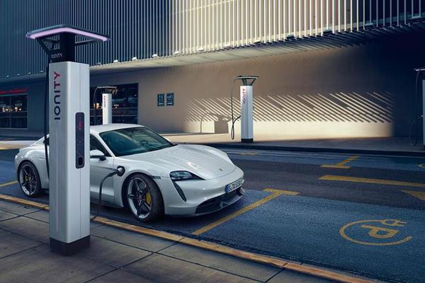 Porsche Taycan mang về doanh số "khủng", vượt mặt Panamera và 911