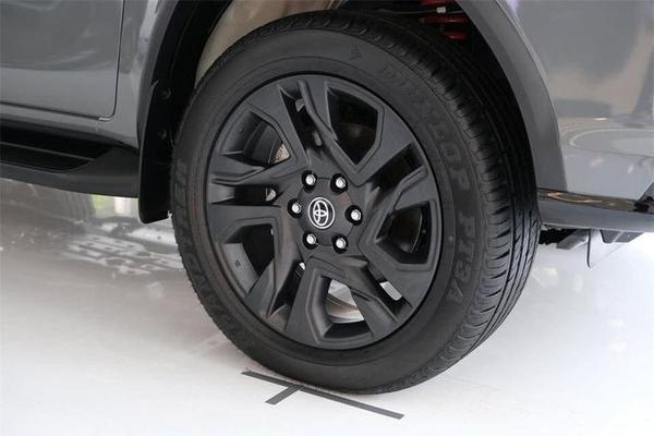 Khám phá Toyota Fortuner phiên bản kỷ niệm 60 năm