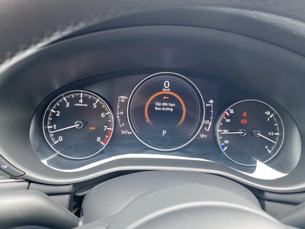 Mặt đồng hồ taplo trên Mazda sao quá dễ xước vậy dù lau nhẹ với khăn mềm?