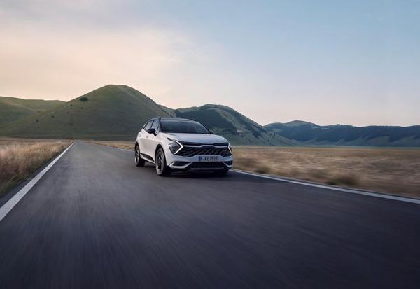 Kia Sportage Plug-In Hybrid 2022 ra mắt với giá từ 50.100 USD
