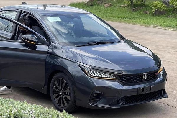 Ảnh thực tế Honda City RS 2023 trên phố chờ ngày về Việt Nam