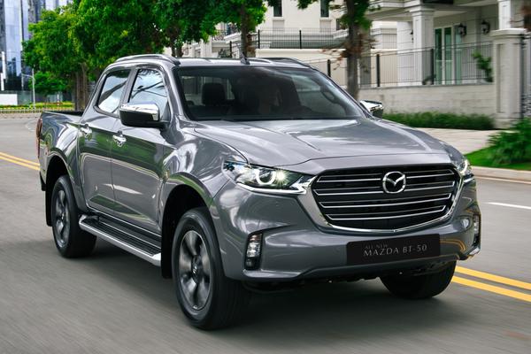 So sánh giữa Mazda BT-50 và Toyota Hilux, bán tải nào nên chọn