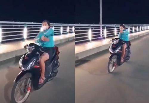 "Truyền nhân Khá Bảnh" múa quạt và bắn tim khi đang điều khiển xe máy, cô gái nhận cái kết đắng
