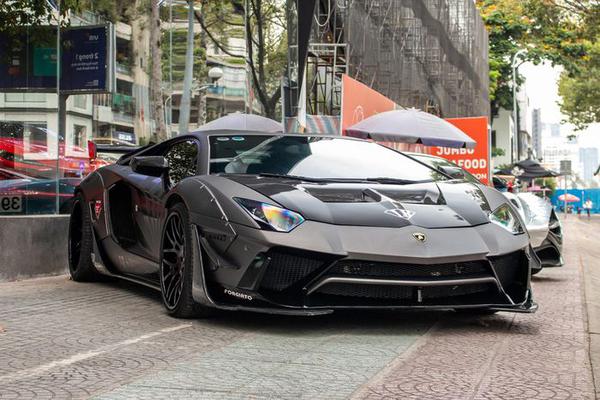 Lamborghini Aventador với ngoại hình hầm hố hơn nhờ gói độ của Liberty Walk, xuất hiện tại TP.HCM
