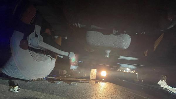 Hai học sinh điều khiển xe máy tông vào ô tô đang sang đường, 1 người tử vong, 1 người nhập viện cấp cứu