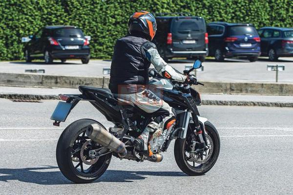 KTM Duke 990 lộ diện trên đường chạy thử nghiệm