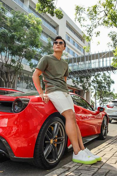 Bùi Tiến Dũng tạo dáng độc đáo bên siêu xe Ferrari 488 biển số ngũ quý