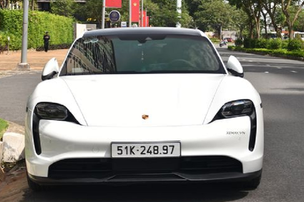 Siêu xe điện Porsche Taycan giá 4,7 tỷ trên phố
