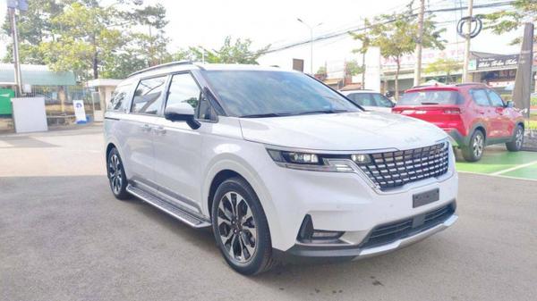 Kia Carnival 2022 được nâng cấp logo và nội thất tại Việt Nam
