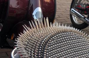 Màn độ yên xe máy chỉ nhìn đã gây thốn nhất