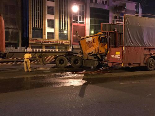2 xe đầu kéo húc đuôi nhau, tài xế may mắn thoát chết