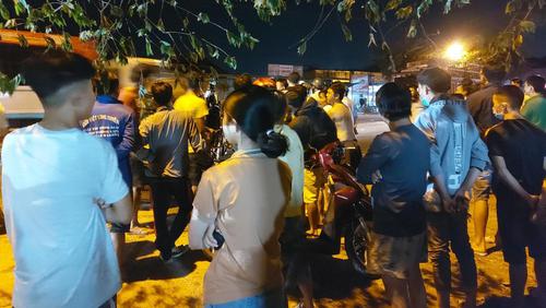 Tài xế ô tô say xỉn va chạm xe tải khiến 3 người trên xe đi cấp cứu