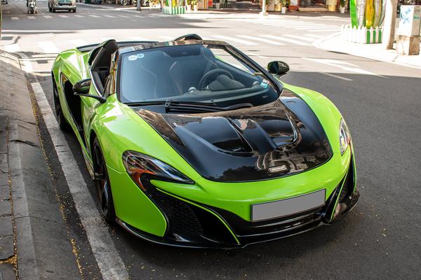 Cận cảnh chiếc McLaren 650S Spider màu xanh độc đáo tại TP.HCM