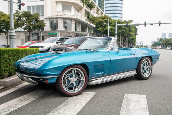 Xe cổ Chevrolet Corvette C2 Stingray đời 1967 độc nhất tại TP.HCM
