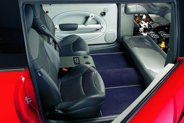 MINI XXL "hàng khủng" dài 6 mét, nội thất limousine, có cả bồn tắm nước nóng