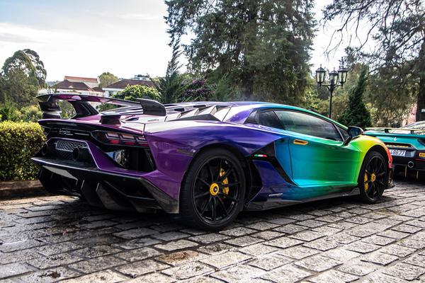 Ngắm Lamborghini Aventador SVJ bảy sắc cầu vồng tại TP.HCM