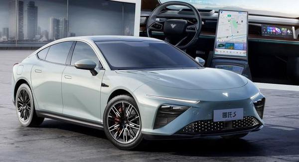 Xe điện Trung Quốc có phạm vi hoạt động lên đến 1.100km, quyết đấu Tesla Model 3