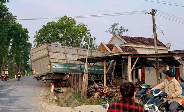 Tài xế điều khiển ô tô tải chở gỗ buồn ngủ, lao xe vào nhà dân bên đường