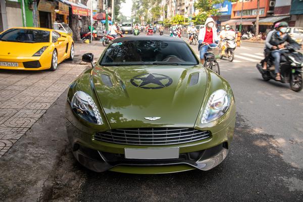 Aston Martin Vanquish dạo phố với ngoại thất xanh rêu lạ mắt