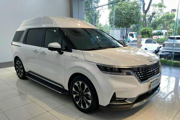 Cận cảnh Kia Carnival Royal 2023 có giá bằng một căn chung cư