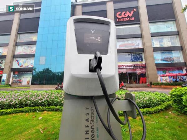 Cận cạnh trạm sạc nhanh của VinFast tại Hà Nội phục vụ cho mẫu ô tô VF e34 đang mở bán
