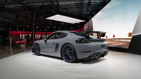 Chiêm ngưỡng Porsche 718 Cayman GT4 RS vừa ra mắt tại Los Angeles Auto Show 2021