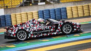 Siêu xe Toyota trên đường đua Le Mans