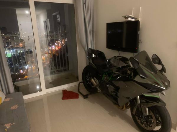 Mô tô Kawasaki Ninja H2 tiền tỷ được chủ xe mang lên chung cư tầng 19 "để ngắm"