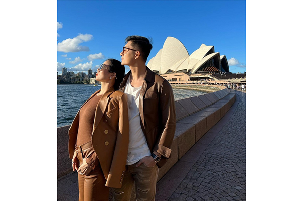 Lệ Quyên bên bộ sưu tập xe sang