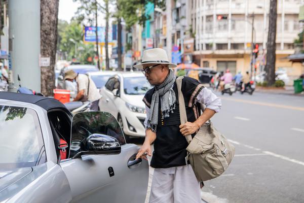 Ông Đặng Lê Nguyên Vũ lái Mercedes-AMG SLS Roadster hàng độc xuống phố