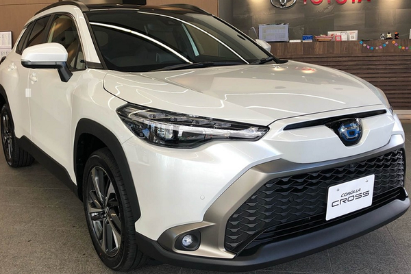 Ảnh Toyota Cross 2021 giá 400 triệu đồng ở Nhật với thiết kế khác biệt, logo chữ C