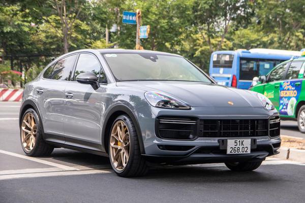 Porsche Cayenne Turbo GT của ông Đặng Lê Nguyên Vũ lăn bánh trên phố