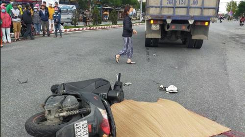 Người phụ nữ điều khiển xe máy ngã xuống đường, tử vong tại chỗ sau cú va chạm với xe tải