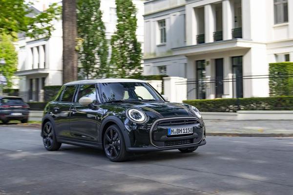 Khám phá MINI Cooper S 5-Cửa Resolute Edition mới ra mắt tại Việt Nam