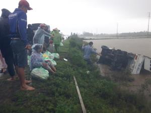 Ô tô chở cơm hộp đi cứu trợ bất ngờ bị lật ngã nhào xuống ruộng