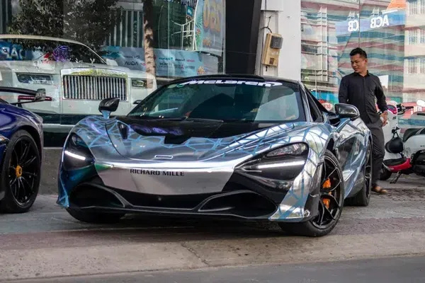 Ngắm McLaren 720S Spider với ngoại thất xe đua tại TP.HCM