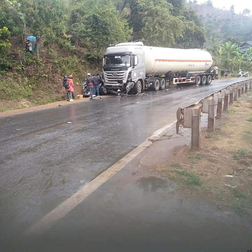 Xe đầu kéo chở bồn va chạm ô tô biển số xanh khiến 1 người tử vong, 6 người bị thương đi cấp cứu