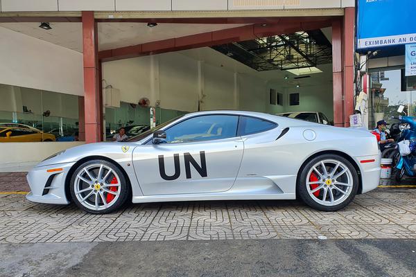 Ferrari 430 Scuderia với ngoại thất xám xi măng xuất hiện trên phố