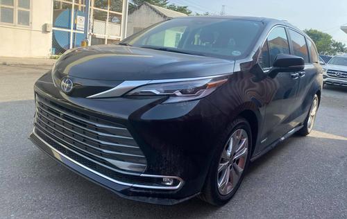 Toyota Sienna 2021 đầu tiên lăn bánh tại Việt Nam với giá hơn 4 tỷ đồng