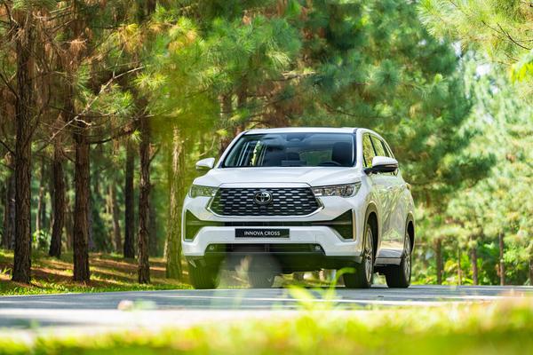 Toyota Innova Cross bản hybrid bán tốt hơn bản xăng