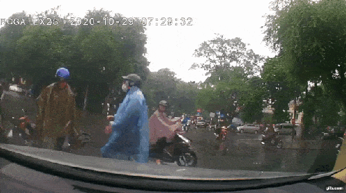 Thanh niên hết đấm rồi đạp vào người đàn ông có tuổi sau va chạm được camera hành trình ghi lại