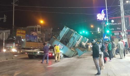 Xe đầu kéo chở theo hệ thống robot tự hành bất ngờ bị lật trên QL1A gây ùn tắc nghiêm trọng