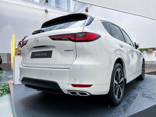 Soi ảnh thực tế Mazda CX-60, liệu có ngang kèo Mercedes-Benz GLC ?
