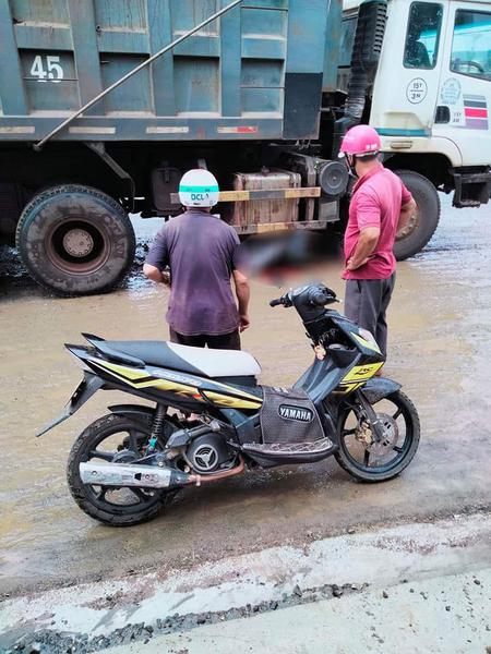 Nữ sinh lái xe máy bị cuốn vào gầm xe ben tại ngã tư, tử vong tại chỗ