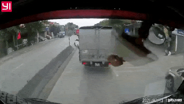 Kia Cerato quay đầu tại biển cấm, khiến ô tô tải va chạm xe đầu kéo trên Quốc lộ 1A