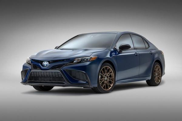 Toyota Camry Nightshade Edition ra mắt với ngoại hình ấn tượng