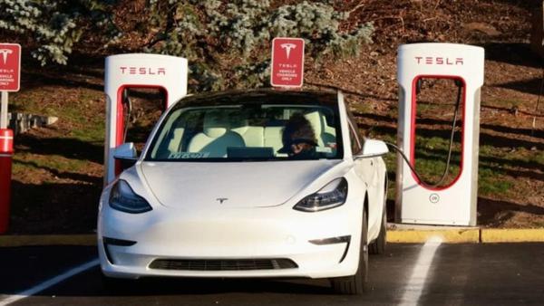 Các nhà nghiên cứu sử dụng WiFi giả ở trạm sạc để đột nhập và hack xe điện Tesla